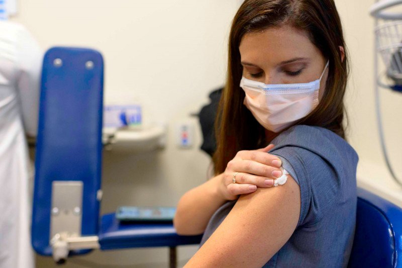 Las tres razones por las que los expertos no recomiendan una cuarta vacuna contra el Covid-19