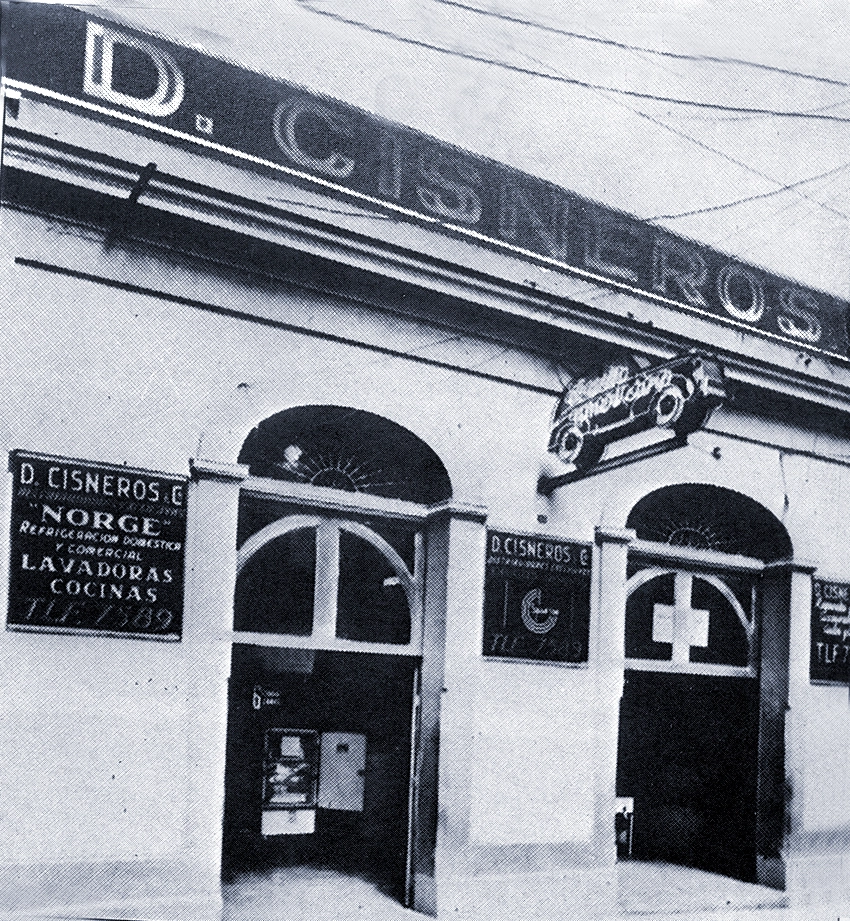 1940, fachada de la firma D.Cisneros & Cía, entre las esquinas de Municipal a Mercaderes. El negocio de representación de repuestos se hallaba en etapa de consolidación y debía abrirse brecha hacía otras áreas de comercialización